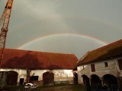 Regenbogen über dem Jurtenland